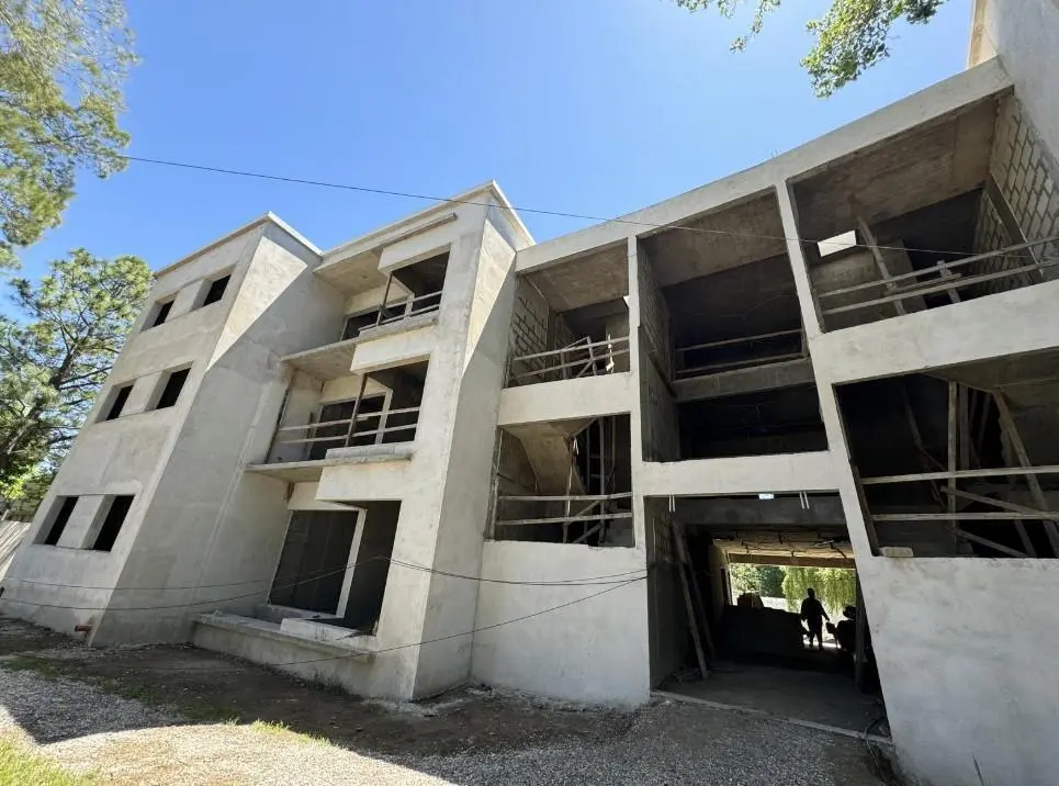 Venta departamento 2 dormitorios con  cochera ,quincho y pileta ,Fisherton 3