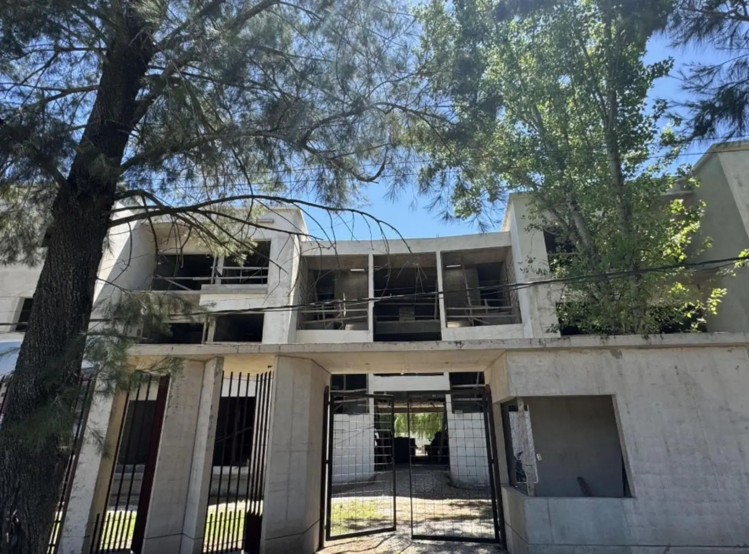Venta departamento 2 dormitorios con  cochera ,quincho y pileta ,Fisherton 5