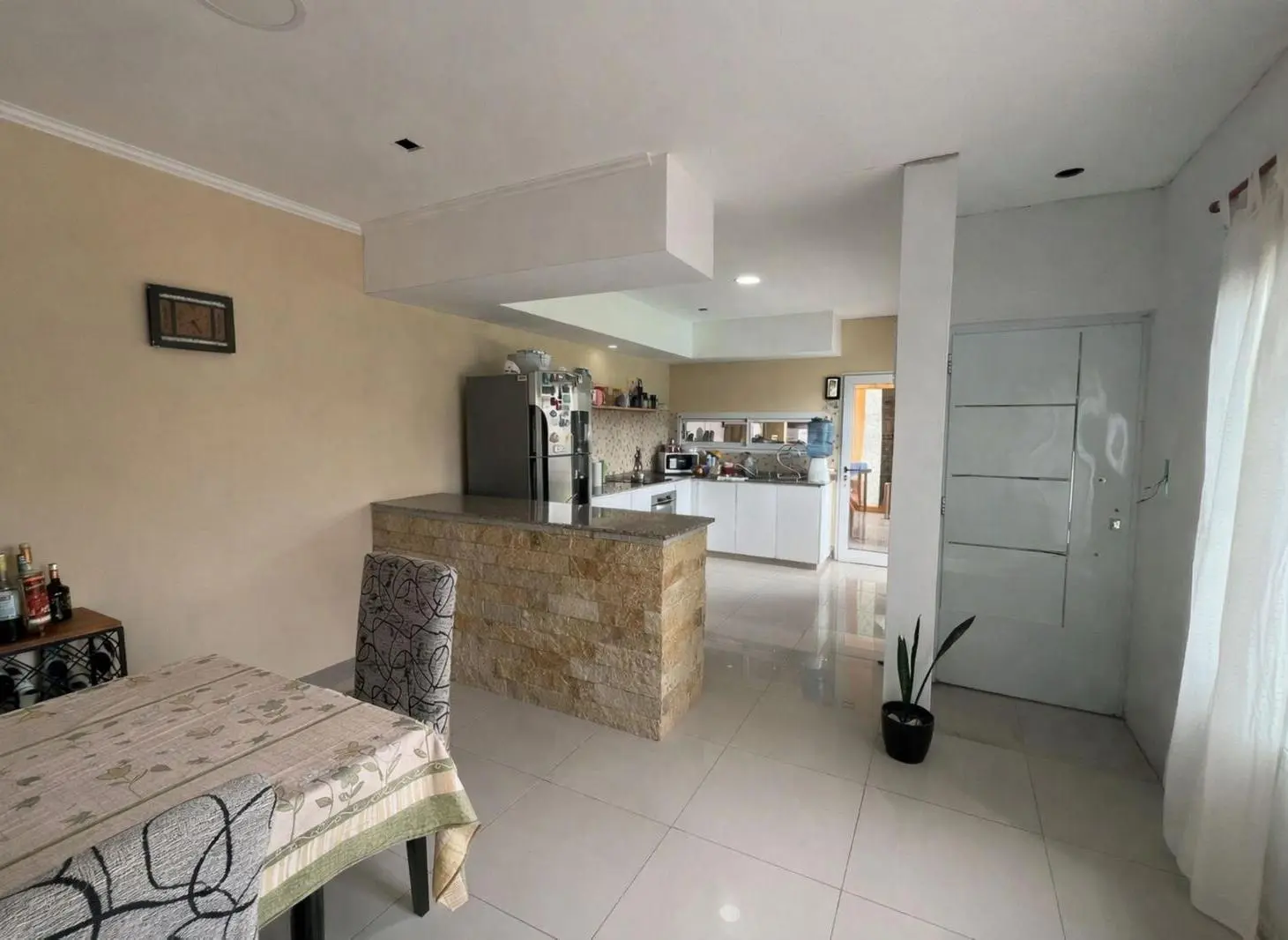 Venta casa de 2 plantas, 3 dormitorios, amplio jardín y pileta. Punta Chacra, Roldan 8
