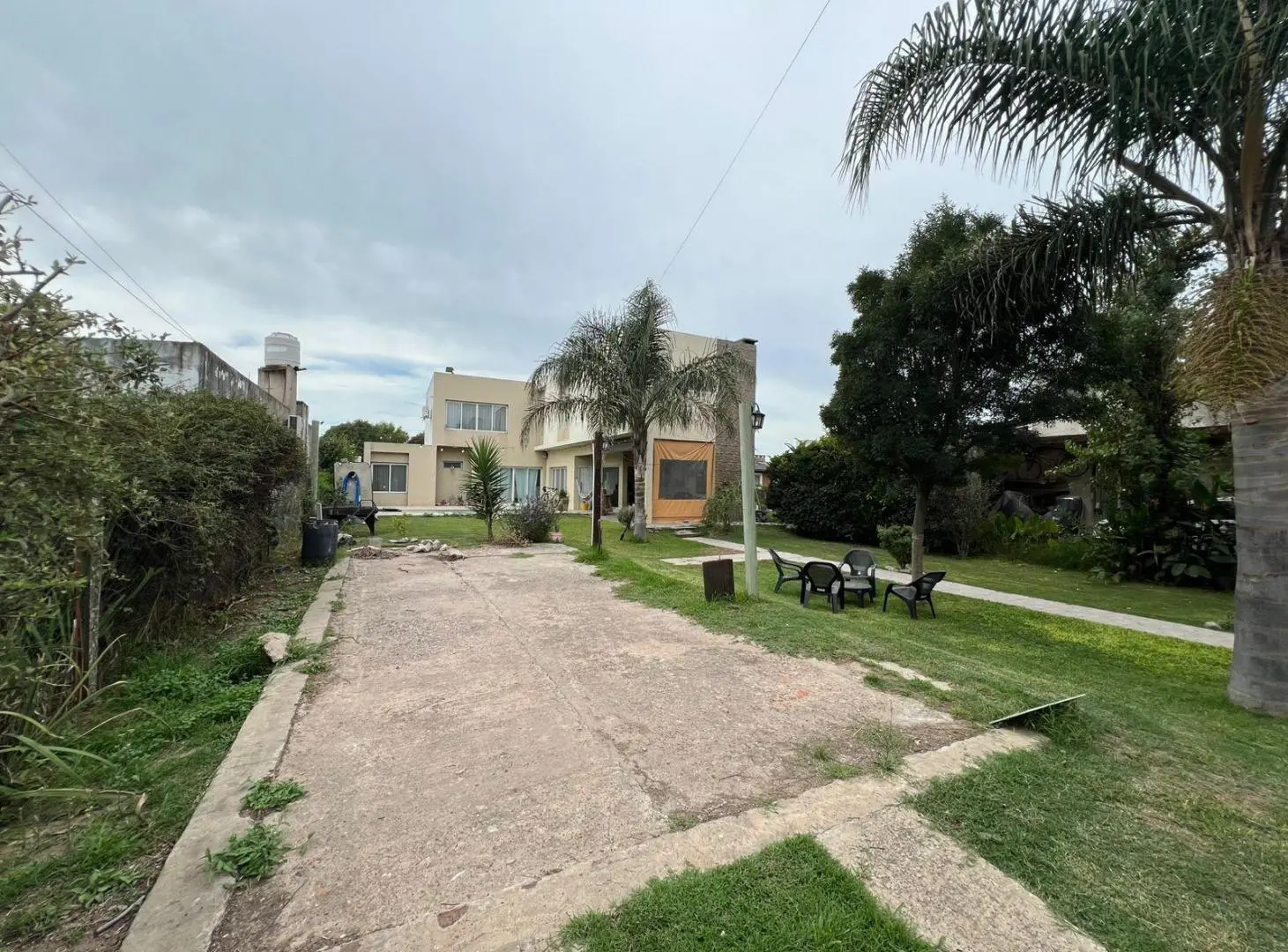 Venta casa de 2 plantas, 3 dormitorios, amplio jardín y pileta. Punta Chacra, Roldan 4