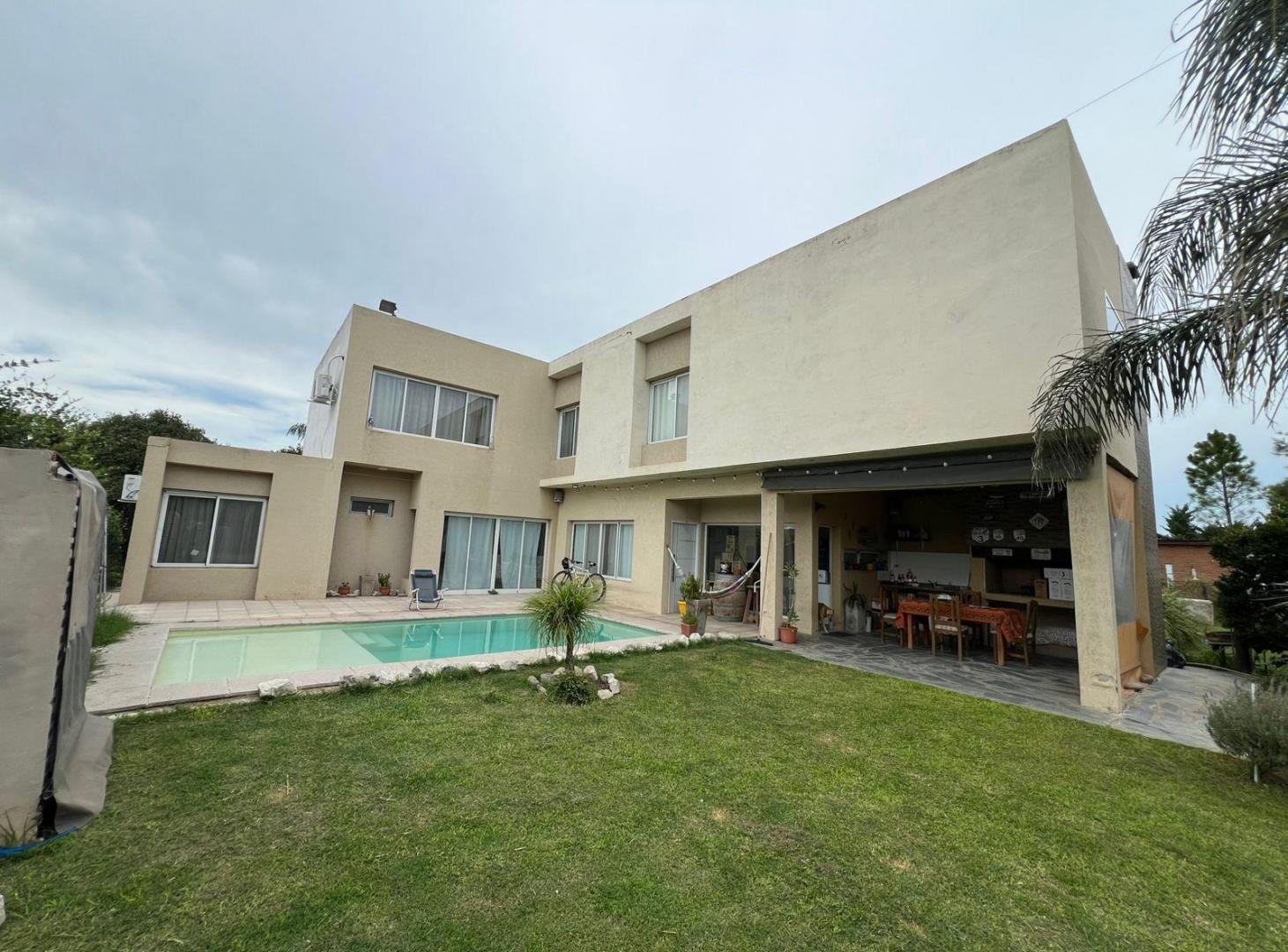 Venta casa de 2 plantas, 3 dormitorios, amplio jardín y pileta. Punta Chacra, Roldan