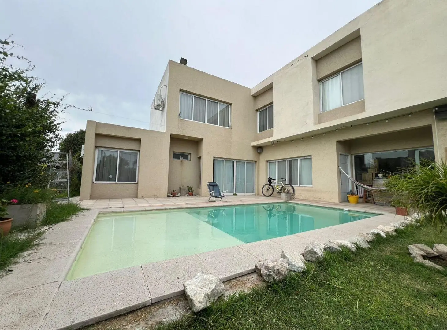 Venta casa de 2 plantas, 3 dormitorios, amplio jardín y pileta. Punta Chacra, Roldan 2