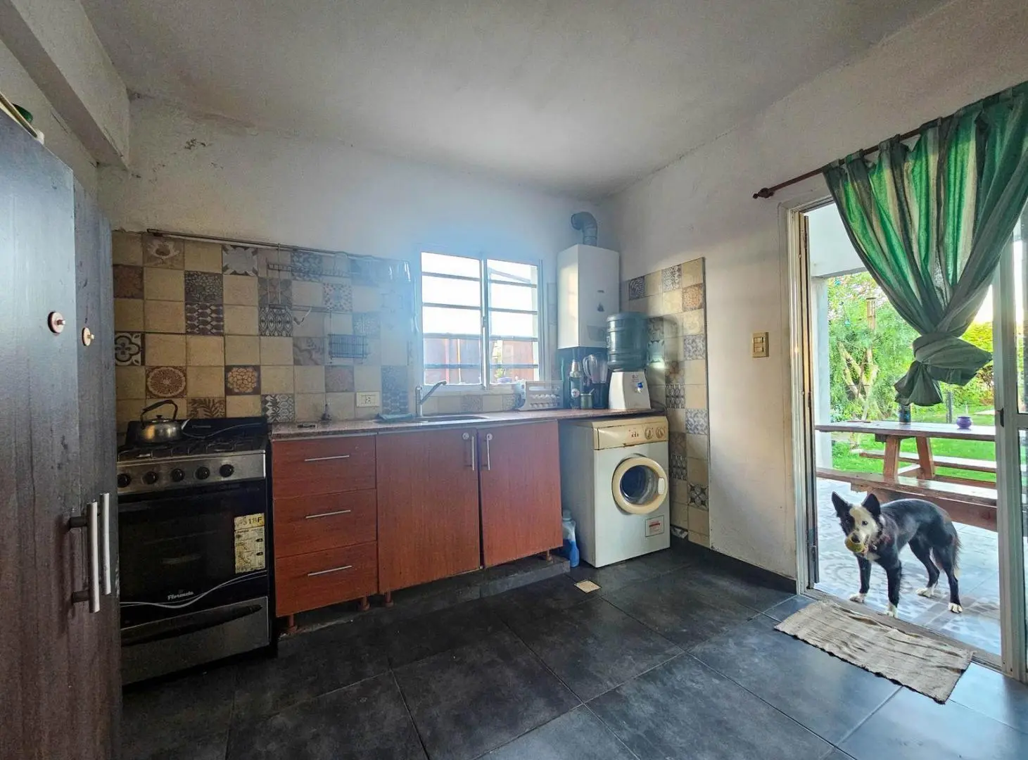 VENTA. Casa de tres dormitorios y piscina en Funes Town. Apto crédito. 5