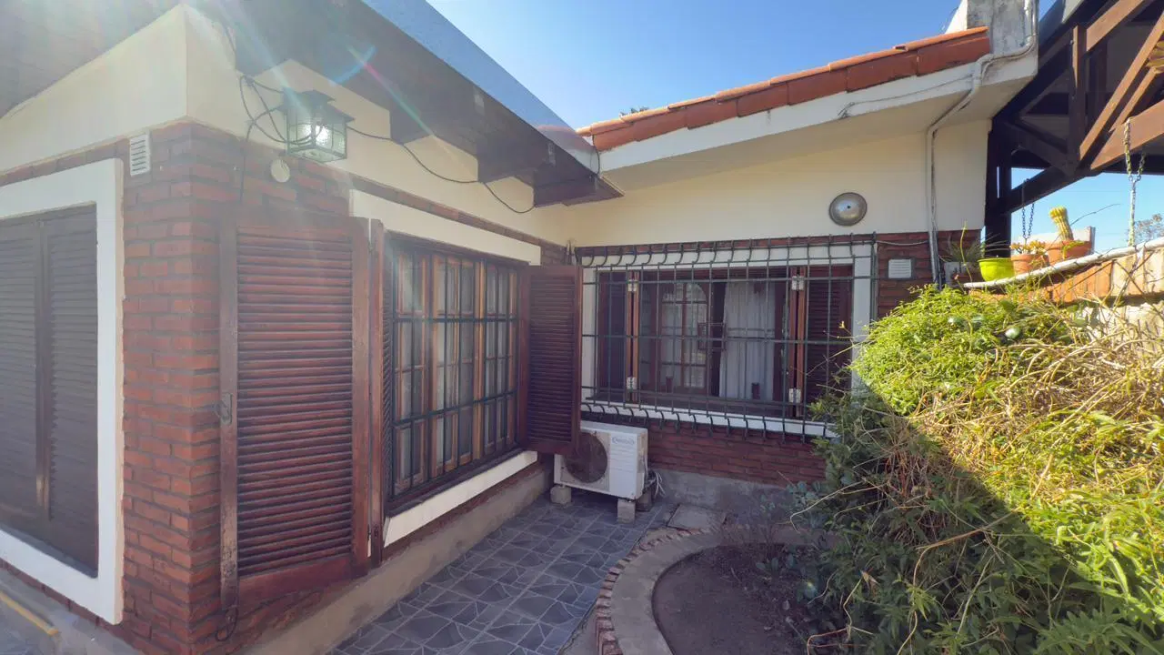 Venta casa+ quincho/loft con pileta y cochera barrio Santa Rita, Granadero Baigorria 3