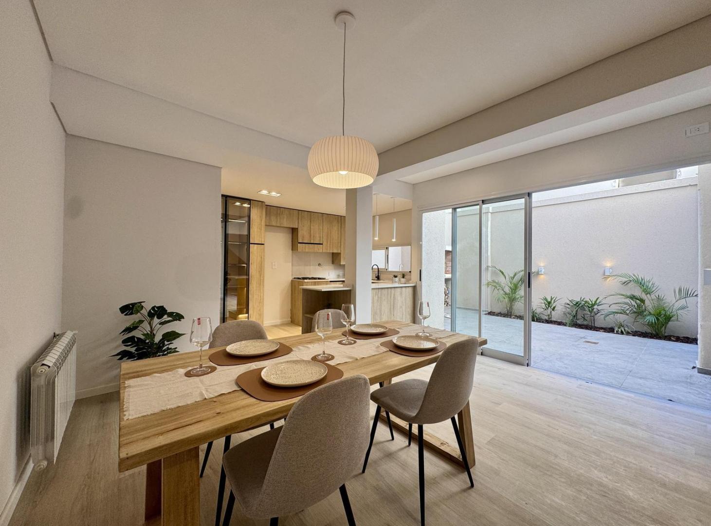 Venta casa de 3 dormitorios con patio y parrillero, zona Centro, Rosario