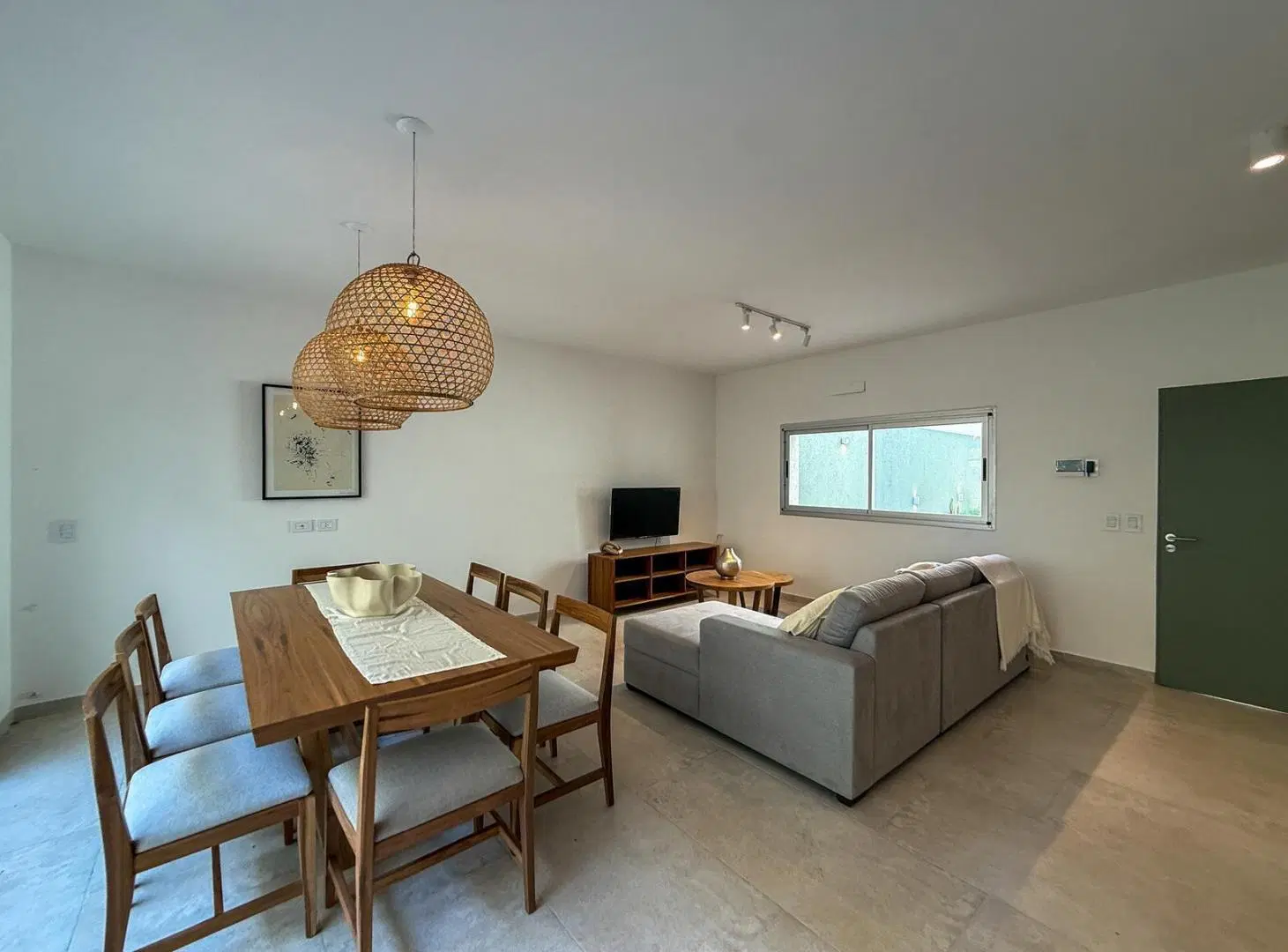 Venta casa única de pasillo de 2 plantas con 3 dormitorios, patio y pileta 3