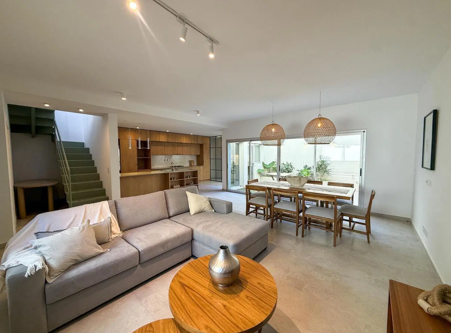 Venta casa única de pasillo de 2 plantas con 3 dormitorios, patio y pileta 4