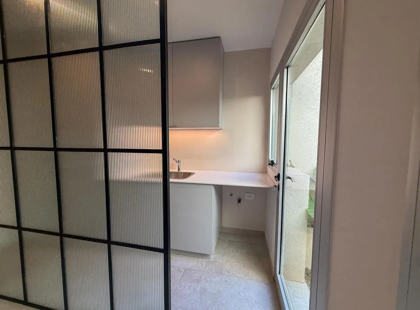Venta casa única de pasillo de 2 plantas con 3 dormitorios, patio y pileta 5