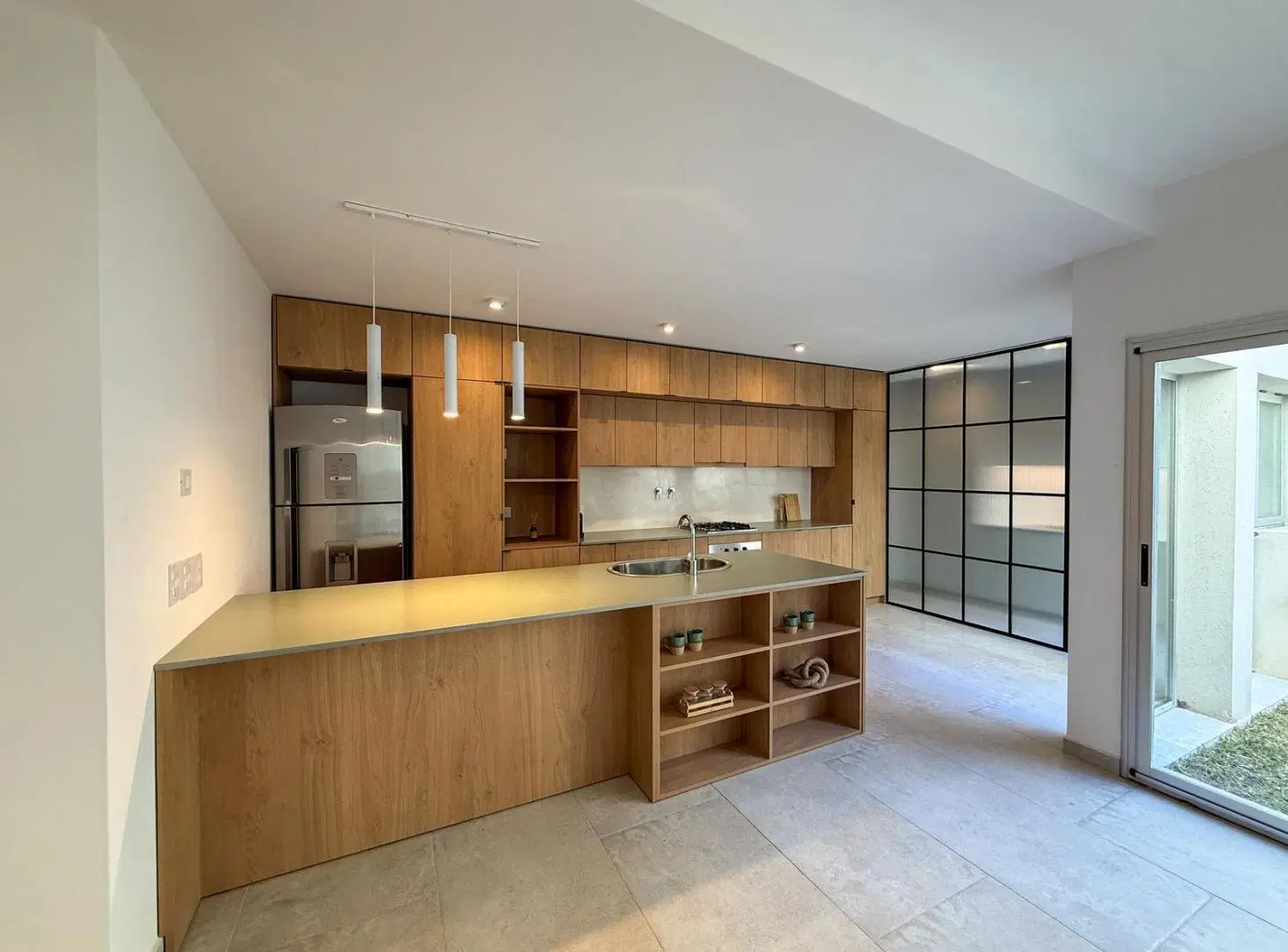 Venta casa única de pasillo de 2 plantas con 3 dormitorios, patio y pileta 2
