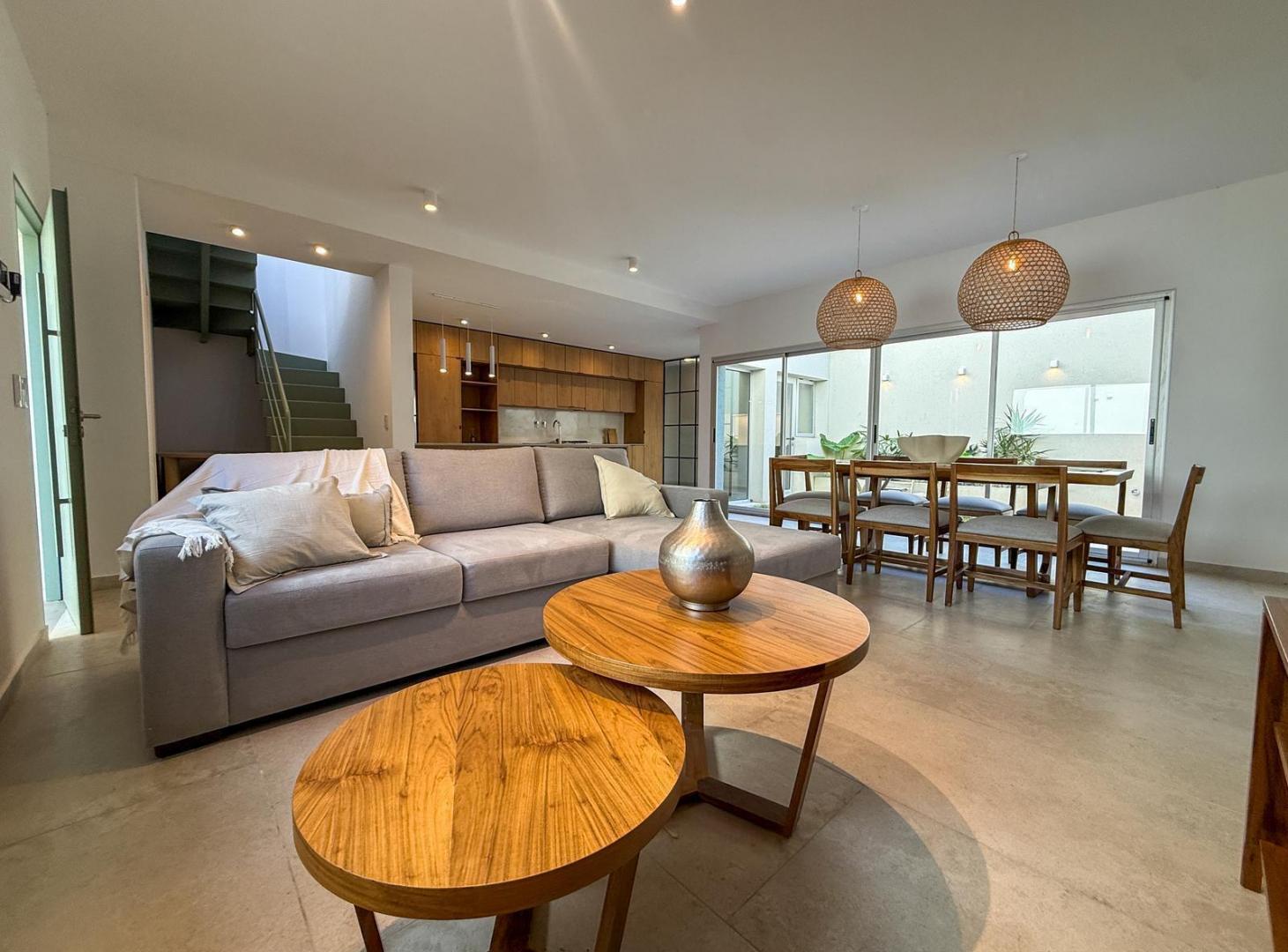 Venta casa única de pasillo de 2 plantas con 3 dormitorios, patio y pileta