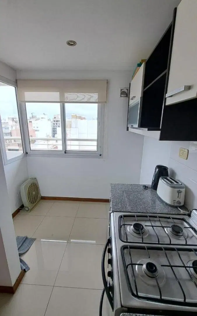 Alquiler departamento amueblado de 1 dormitorio con 2 balcones y cochera, zona Centro, Rosario 2