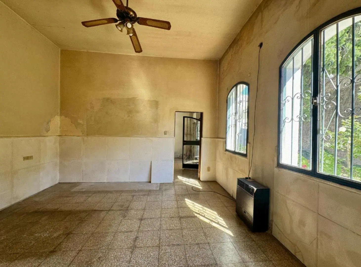 Venta casa a reciclar de 3 dormitorios con jardín barrio Abasto, Rosario 2