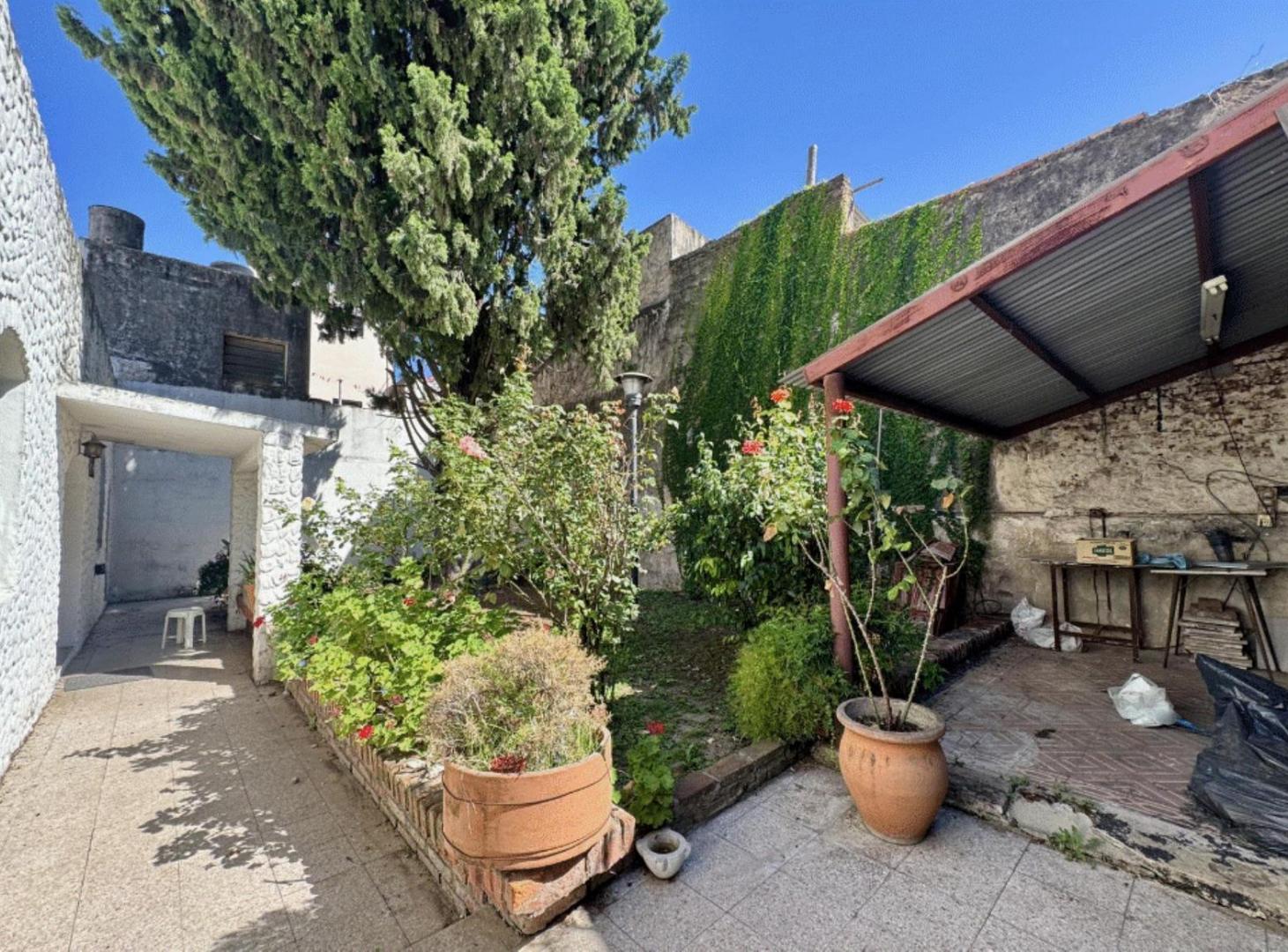 Venta casa a reciclar de 3 dormitorios con jardín barrio Abasto, Rosario