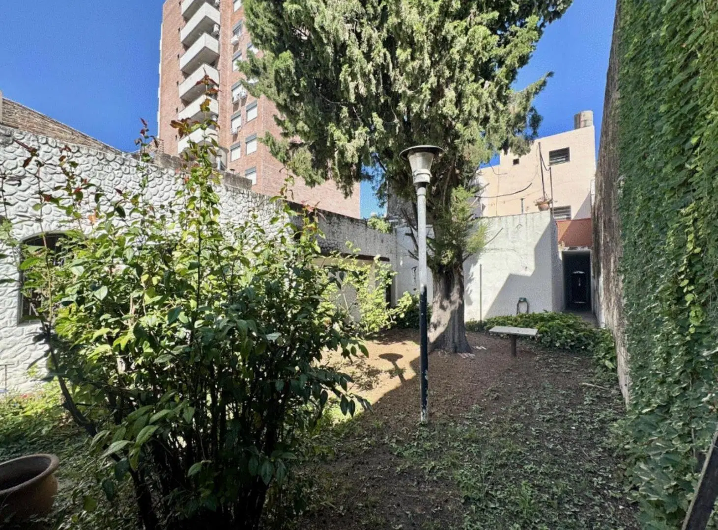 Venta casa a reciclar de 3 dormitorios con jardín barrio Abasto, Rosario 5