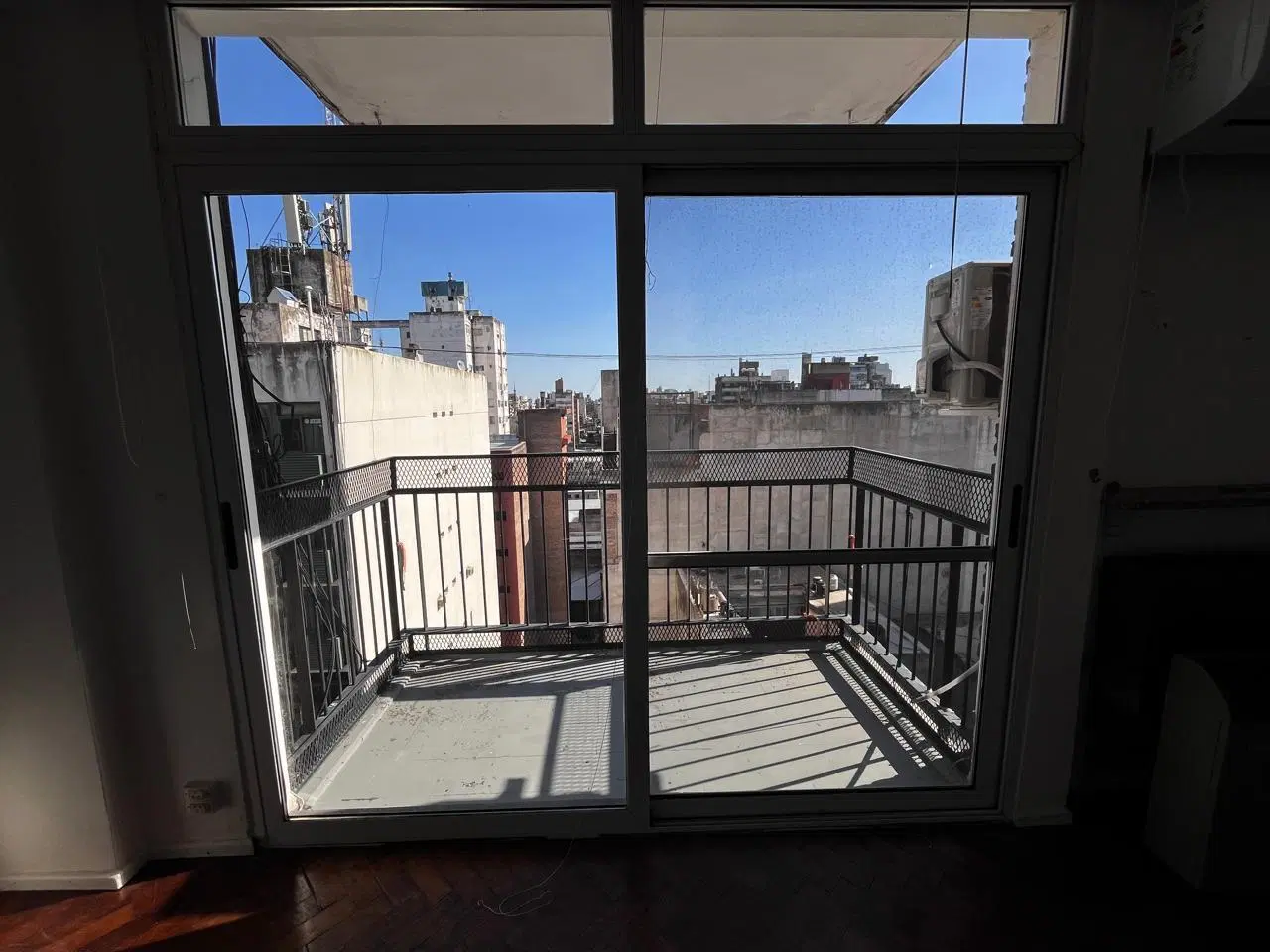 Alquiler departamento de 2 dormitorios con balcón zona Centro, Rosario 2