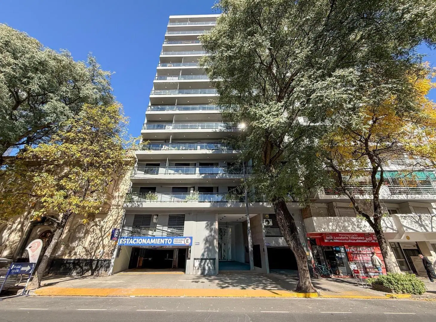 Venta departamento de 2 dormitorios con cochera y amenities zona Centro, Rosario 2