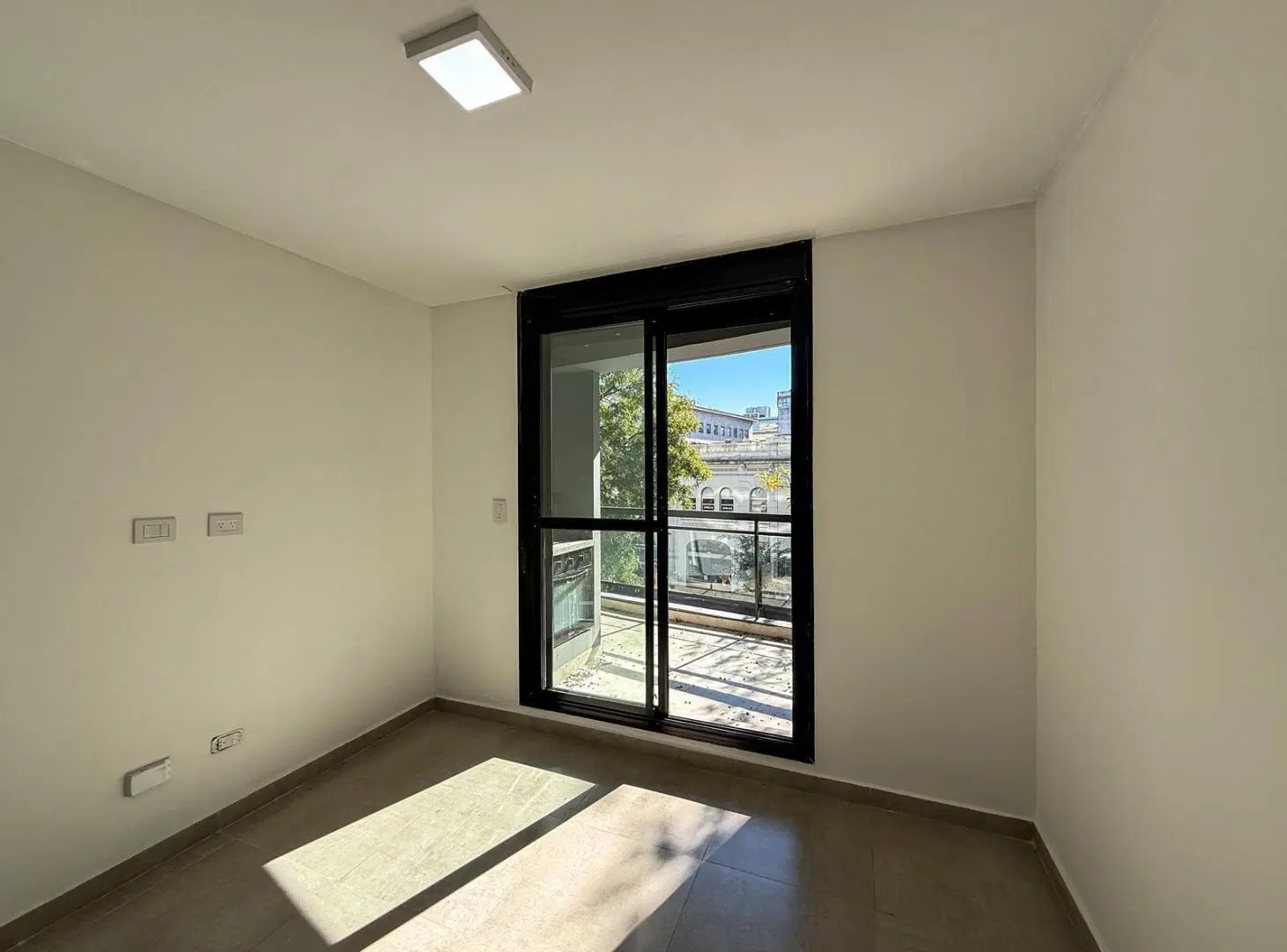 Venta departamento de 2 dormitorios con cochera y amenities zona Centro, Rosario 4