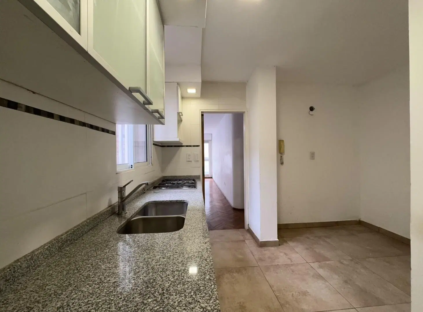 Venta departamento de 2 dormitorios con balcón zona Centro, Rosario 2