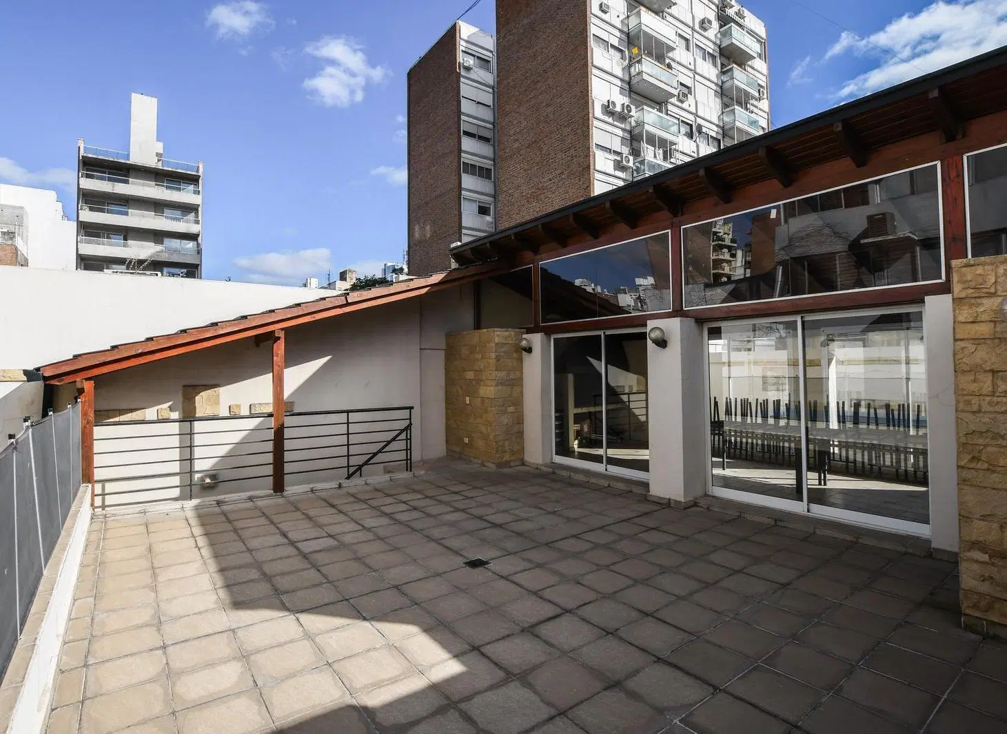 Venta departamento de 1 dormitorio con balcón y amenities zona Centro ,Rosario 1