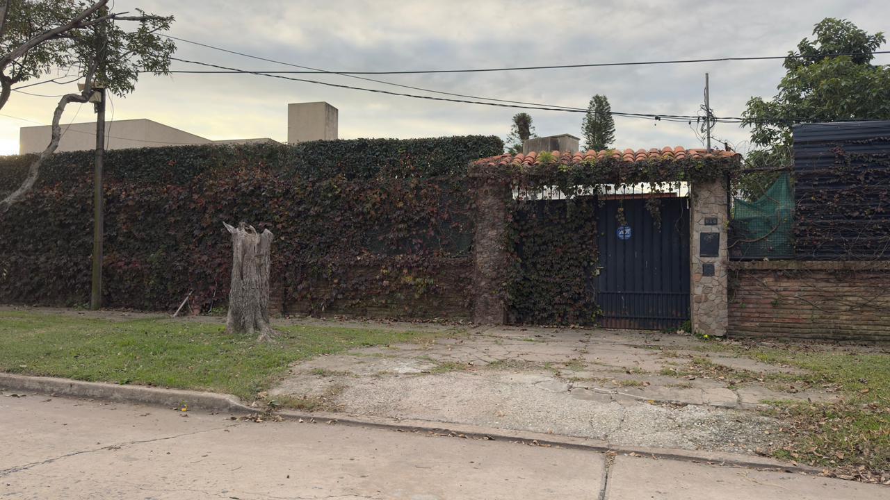 Venta casa de 2 dormitorios con amplio jardín parquizado, barrio Los Naranjos Granadero Baigorria