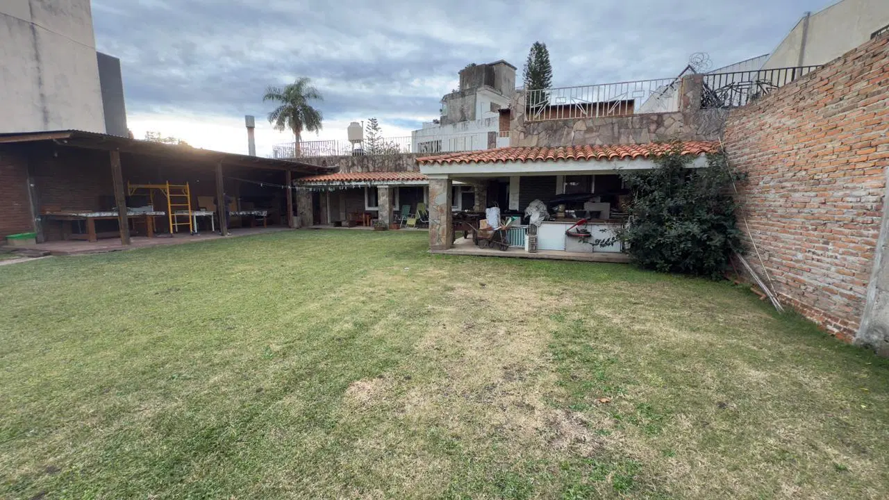 Venta casa de 2 dormitorios con amplio jardín parquizado, barrio Los Naranjos Granadero Baigorria 5