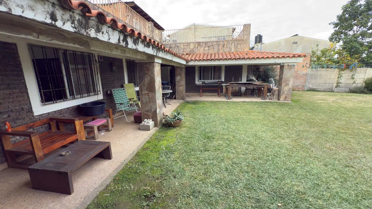 Venta casa de 2 dormitorios con amplio jardín parquizado, barrio Los Naranjos Granadero Baigorria 2
