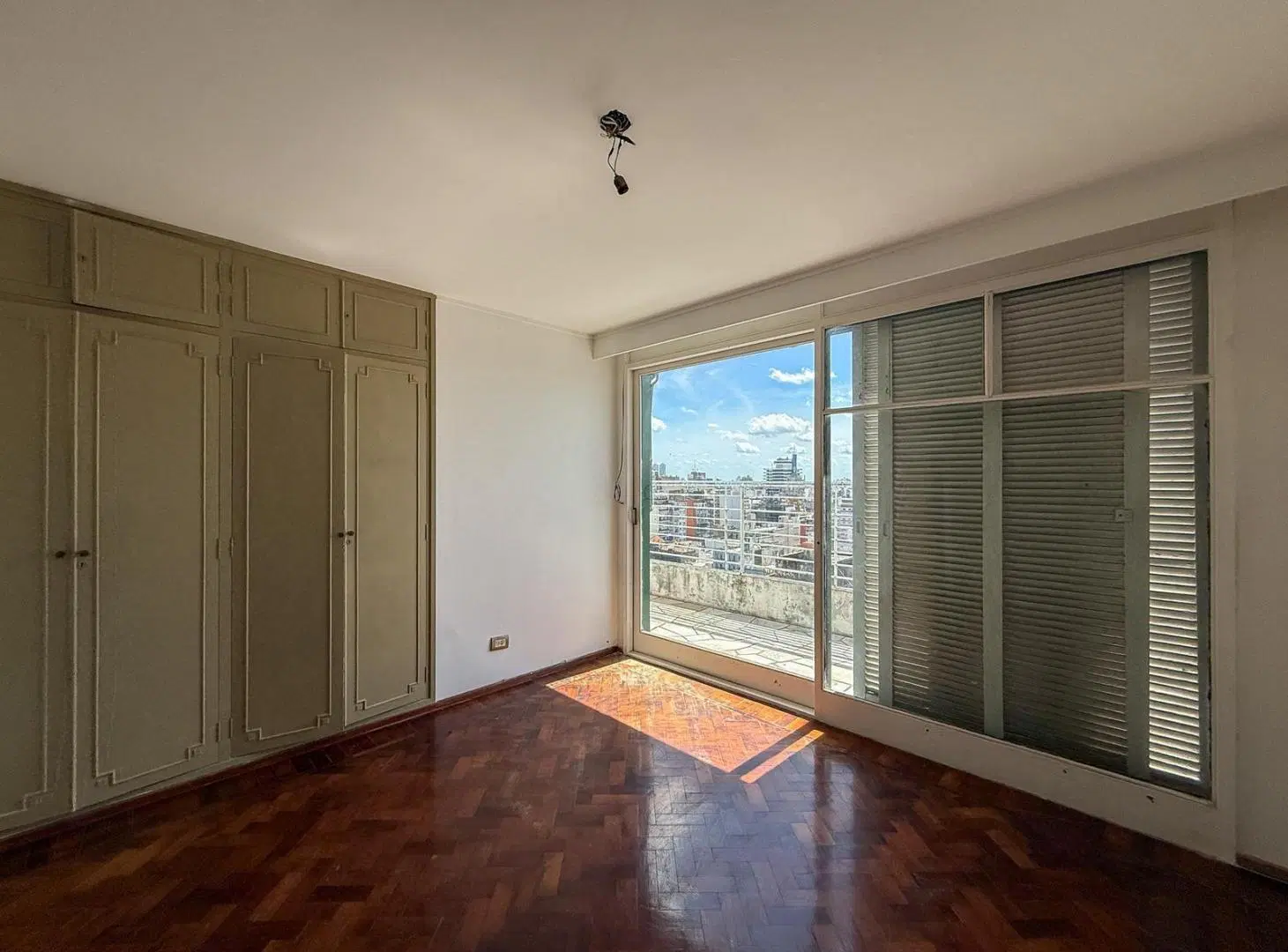 Venta departamento de 5 dormitorios con balcón corrido y cochera zona Centro, Rosario 8