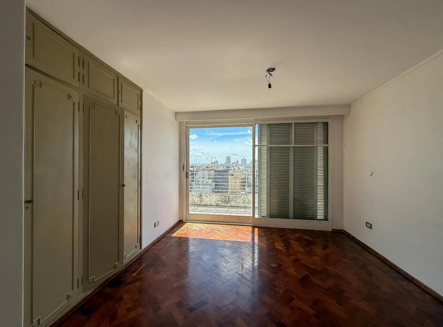 Venta departamento de 5 dormitorios con balcón corrido y cochera zona Centro, Rosario 5