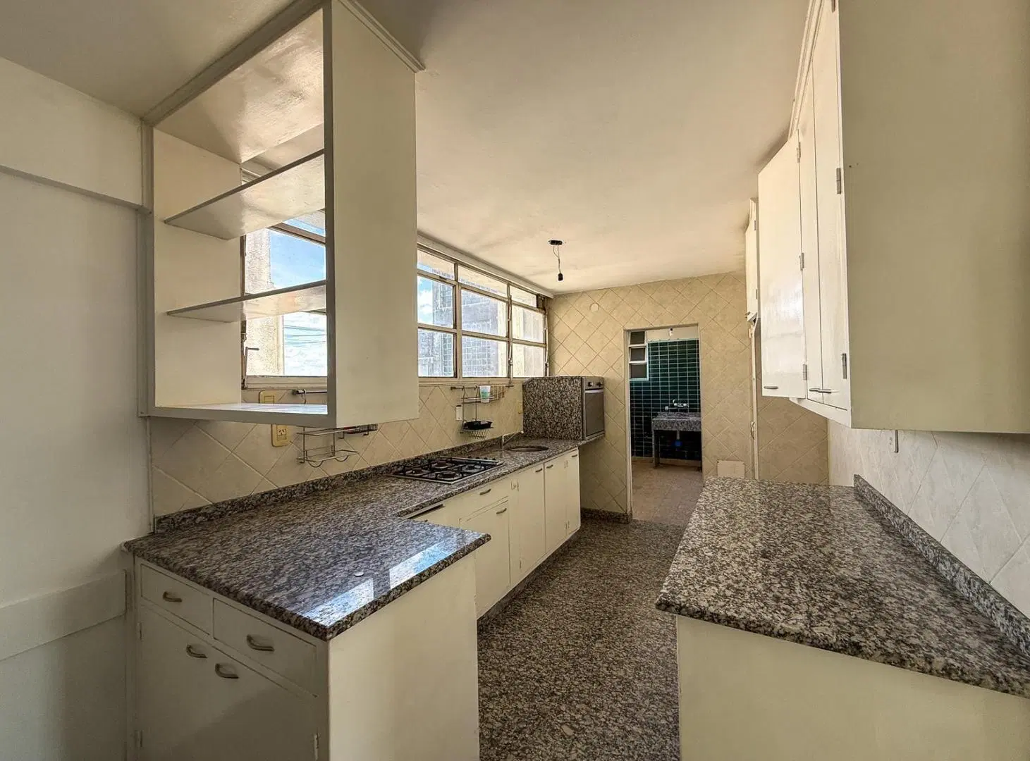 Venta departamento de 5 dormitorios con balcón corrido y cochera zona Centro, Rosario 3