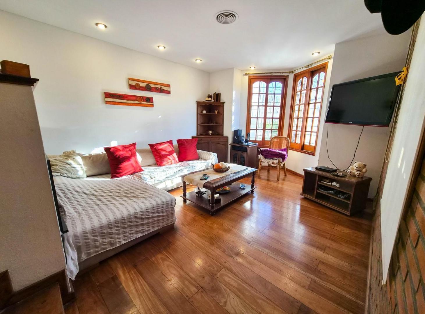 VENTA casa de 2 plantas con 3/4 dormitorios, Quincho y piscina barrio España y Hospitales, Rosario