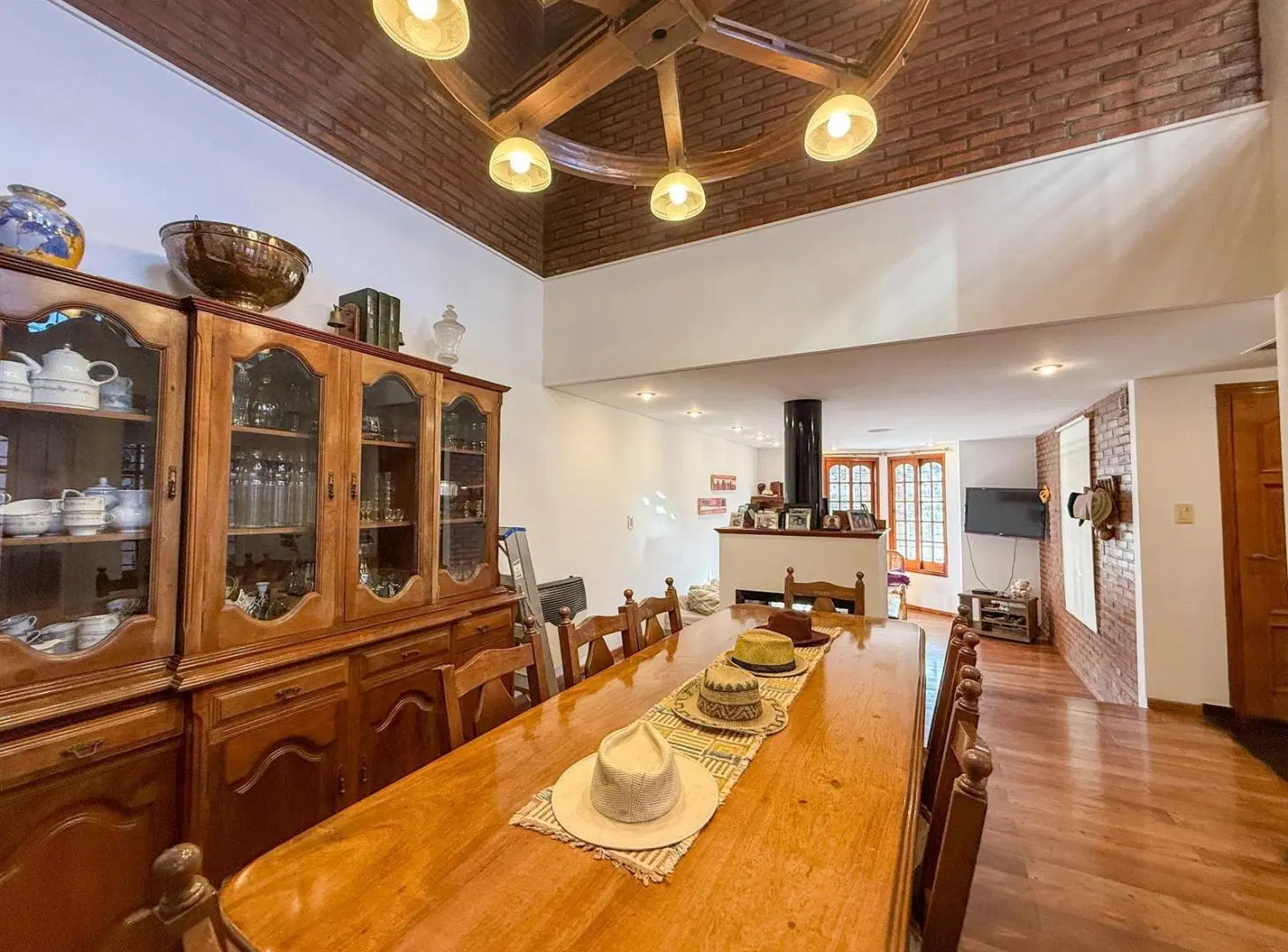 VENTA casa de 2 plantas con 3/4 dormitorios, Quincho y piscina barrio España y Hospitales, Rosario 2