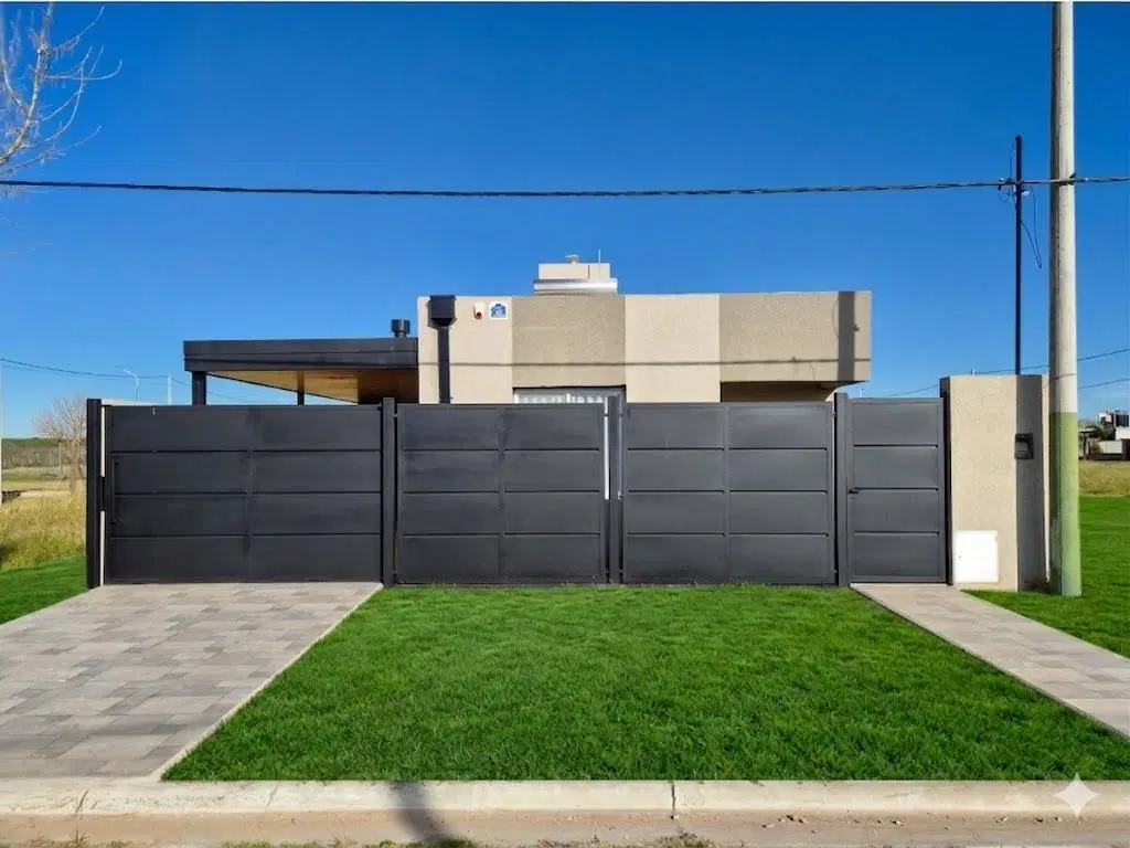VENTA. Casa de dos dormitorios con piscina y amplia galería. A estrenar. La Toscana, Rosario 5