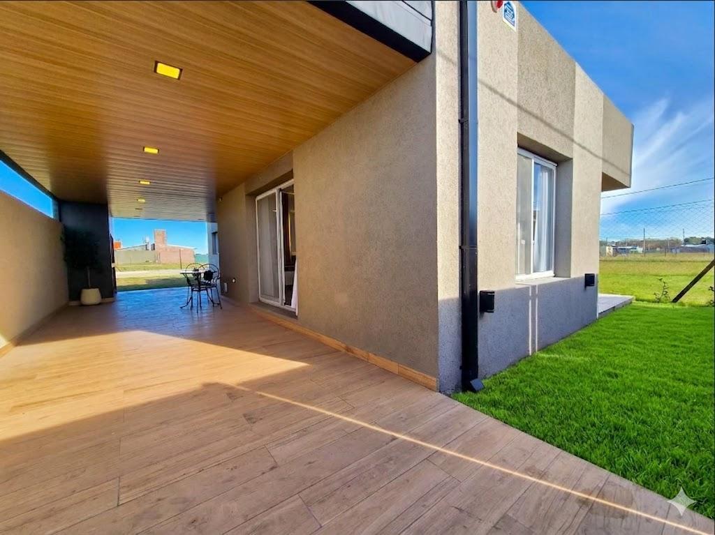 VENTA. Casa de dos dormitorios con piscina y amplia galería. A estrenar. La Toscana, Rosario