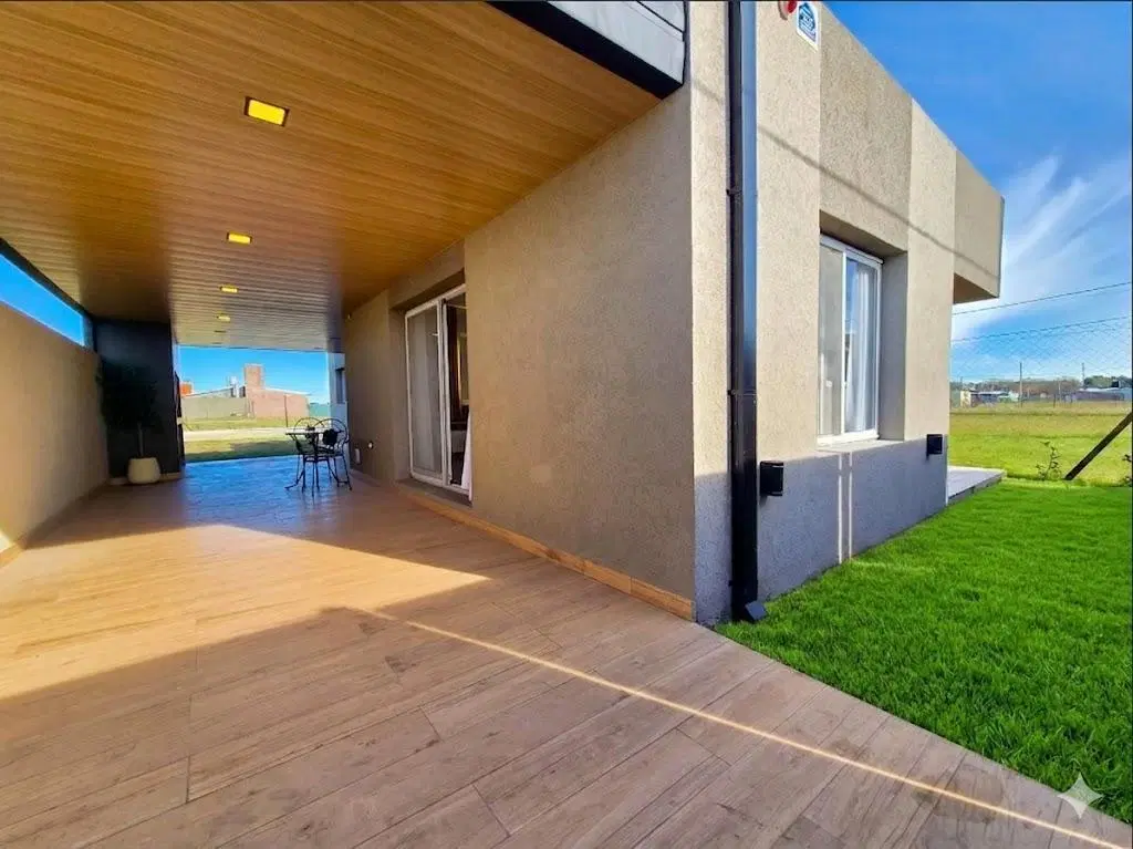 VENTA. Casa de dos dormitorios con piscina y amplia galería. A estrenar. La Toscana, Rosario 2