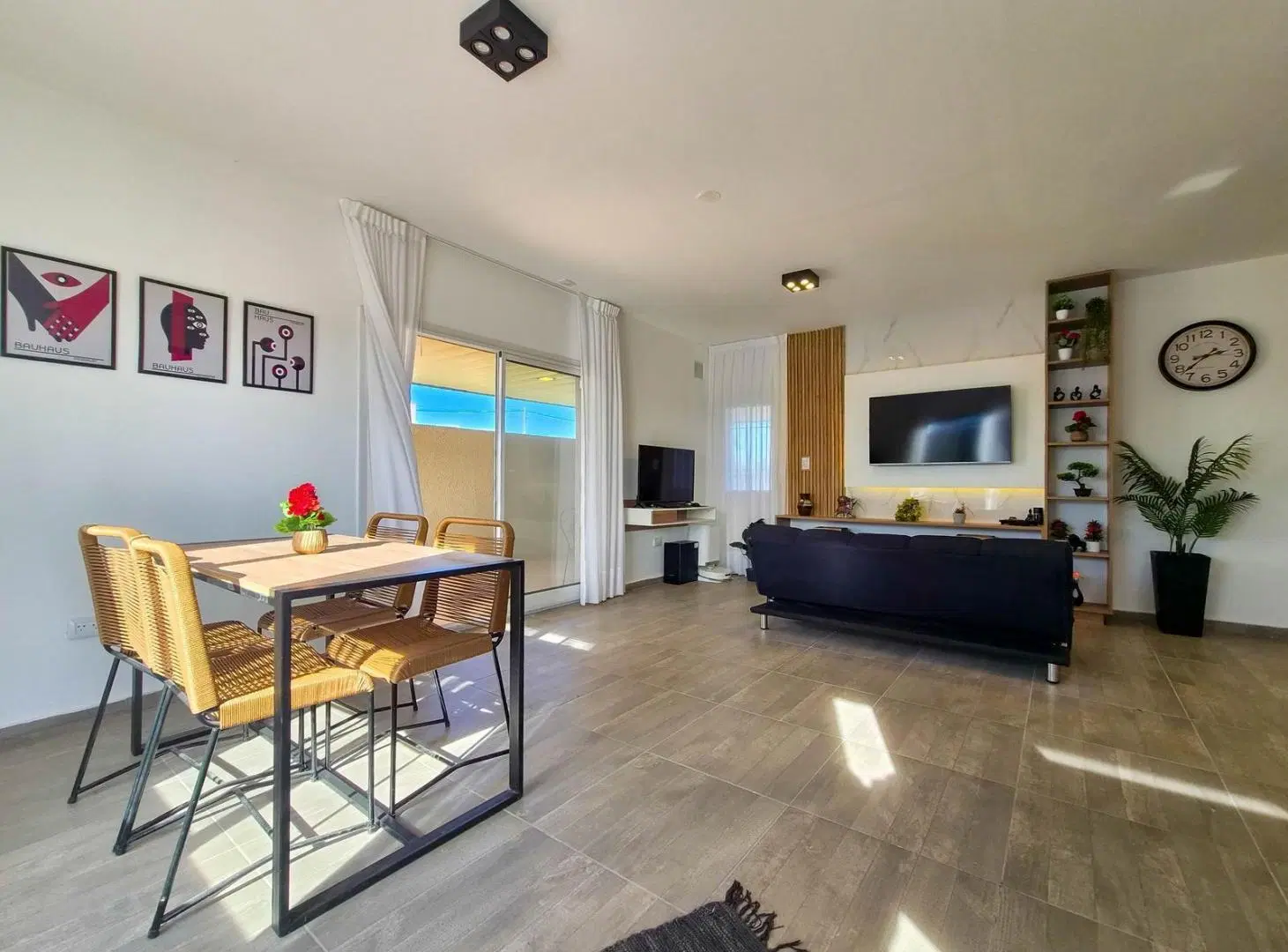 VENTA. Casa de dos dormitorios con piscina y amplia galería. A estrenar. La Toscana, Rosario 1