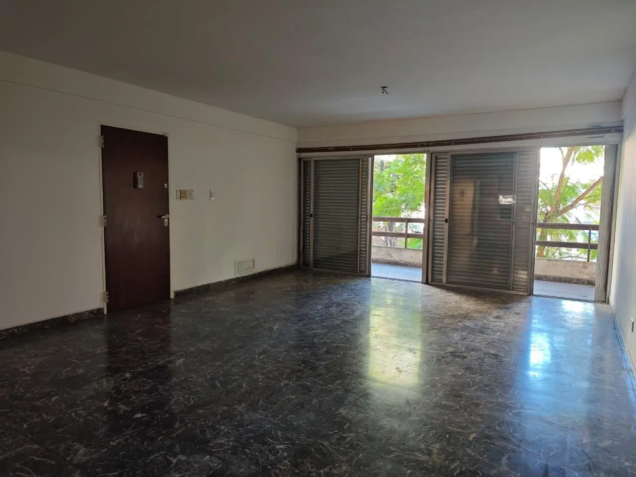 Venta departamento piso exclusivo de 3 dormitorios con balcón y patio zona Centro, Rosario 2