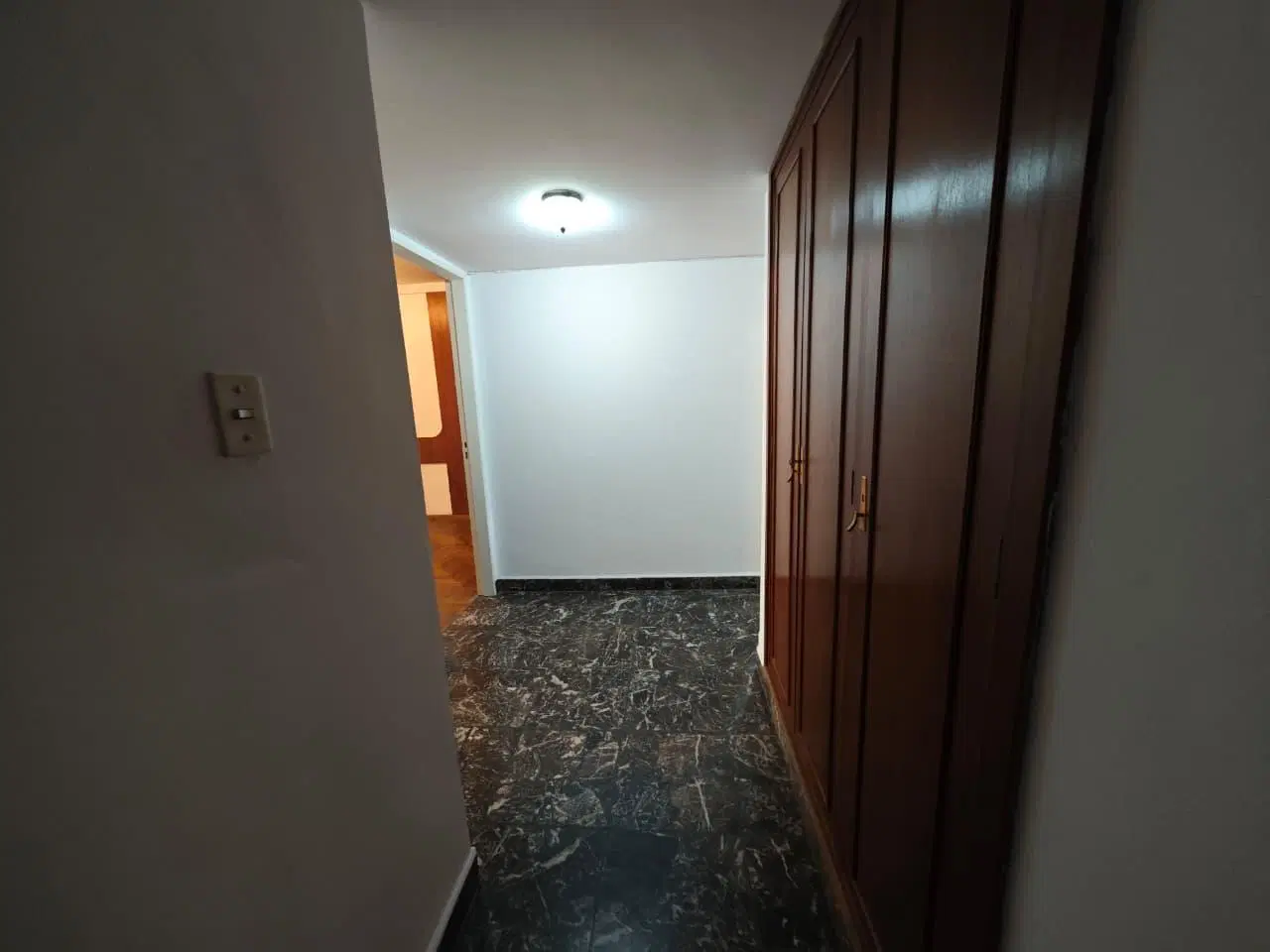 Venta departamento piso exclusivo de 3 dormitorios con balcón y patio zona Centro, Rosario 8