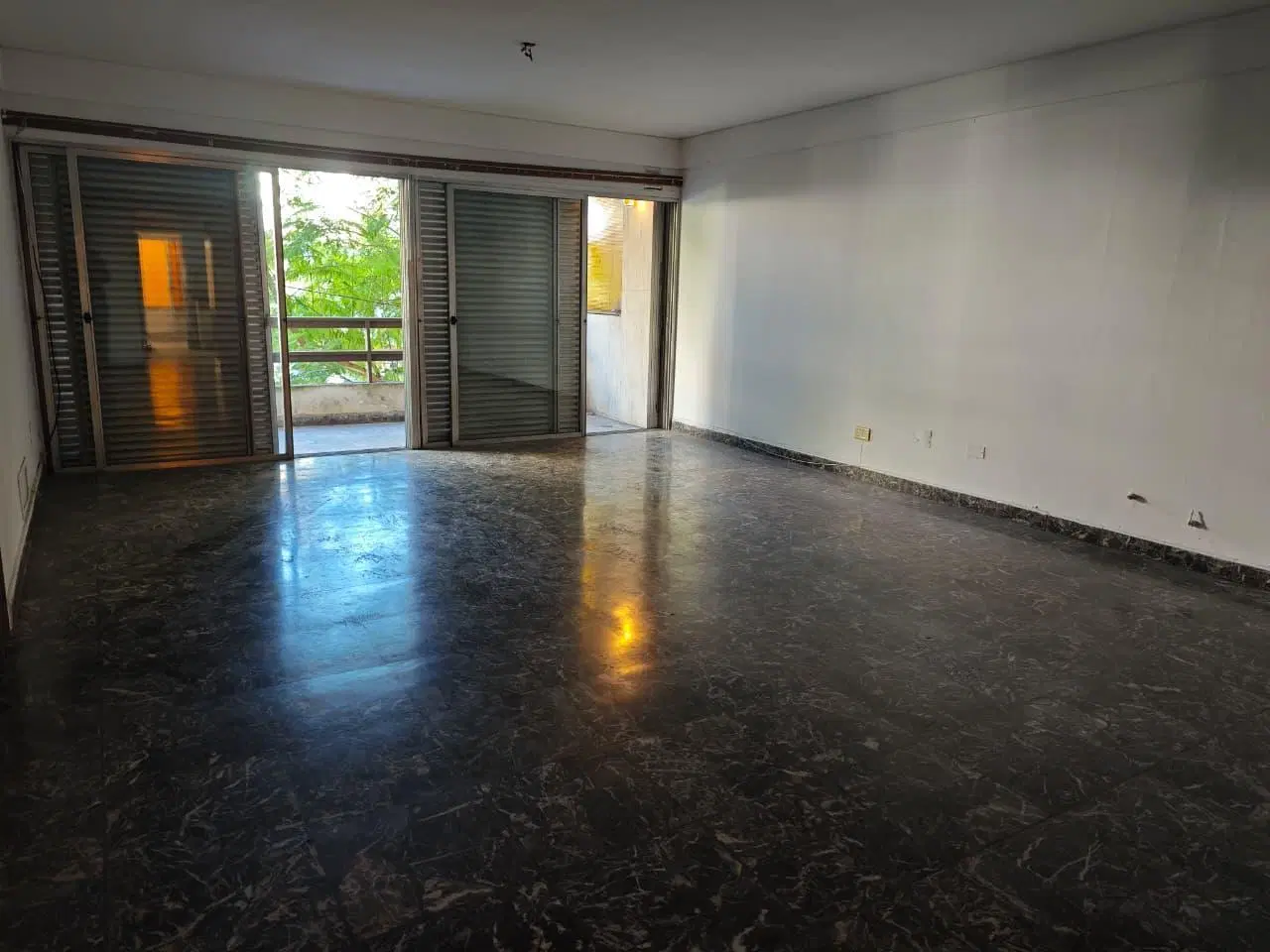 Venta departamento piso exclusivo de 3 dormitorios con balcón y patio zona Centro, Rosario 5