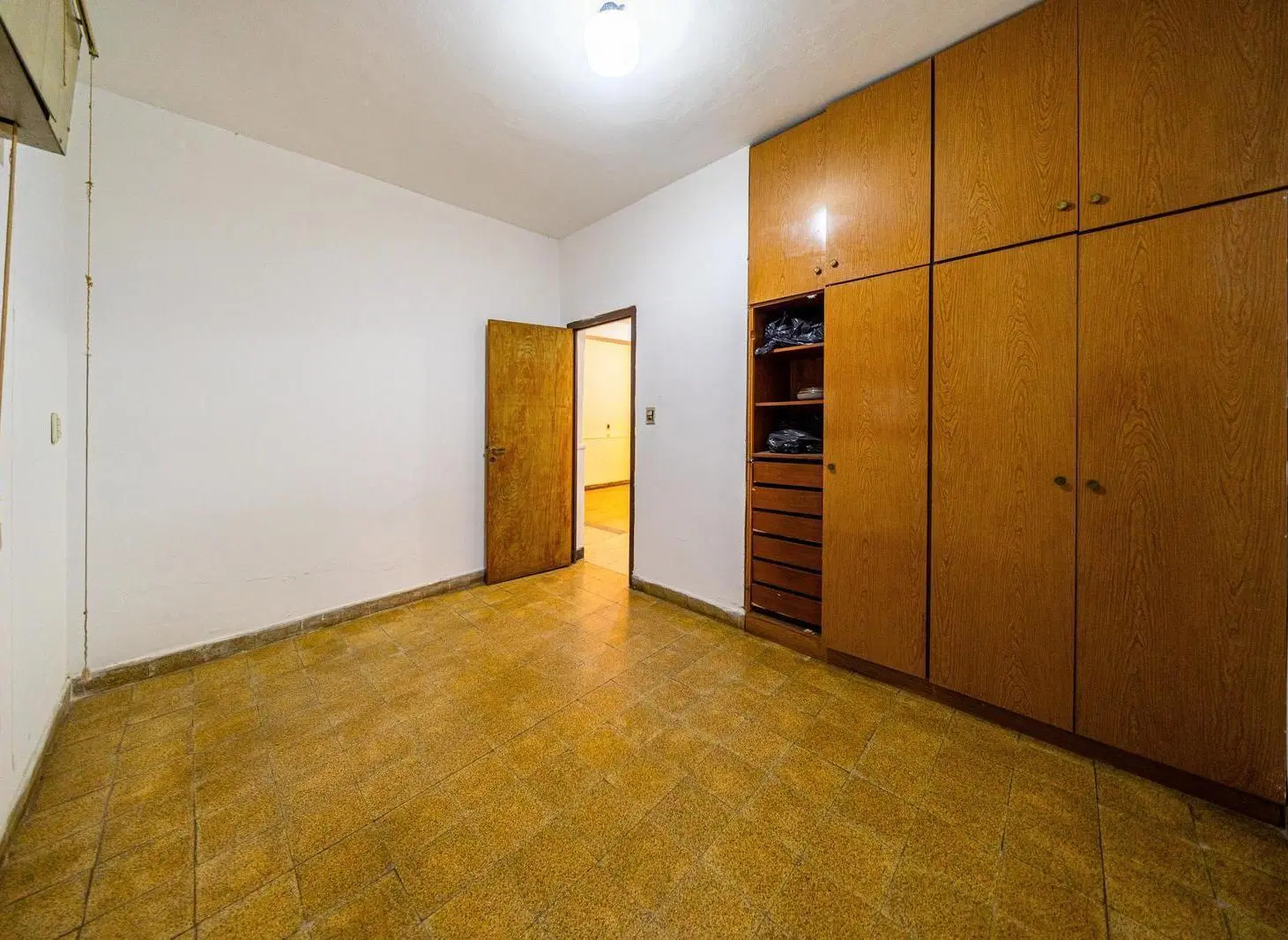 Venta casa de 2 dormitorios con cochera y patio, Lisandro de la Torre, Rosario 3