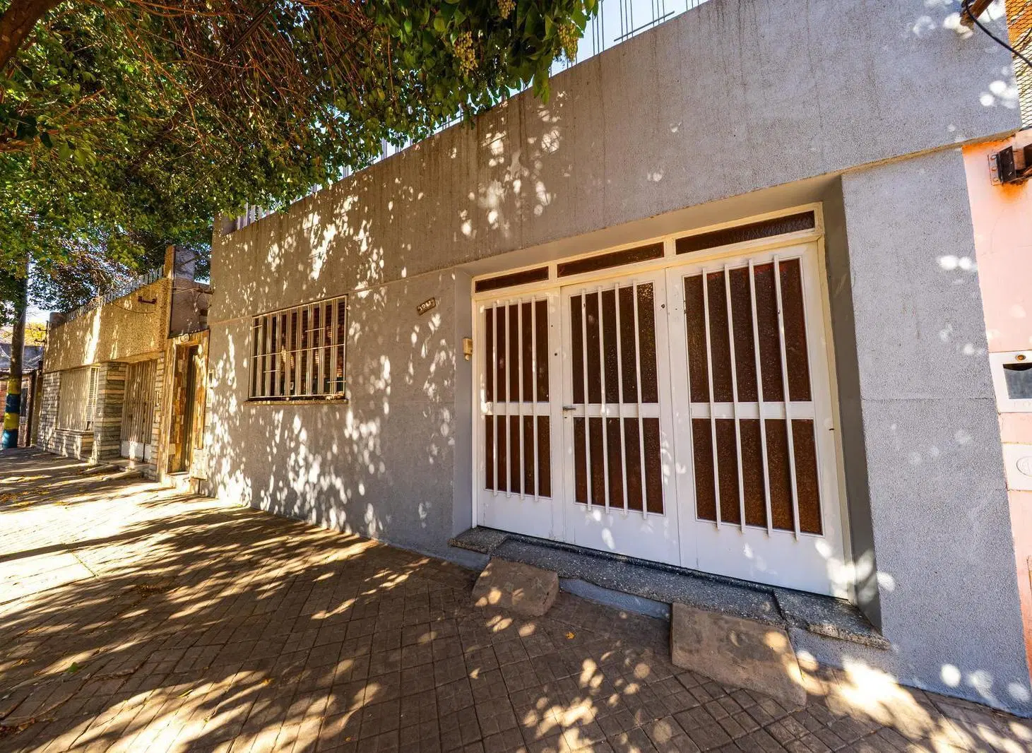 Venta casa de 2 dormitorios con cochera y patio, Lisandro de la Torre, Rosario 1