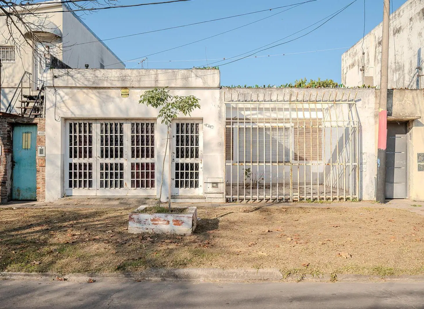 Venta casa de 2 dormitorios, doble cochera y jardín barrio Las Heras, Rosario 1