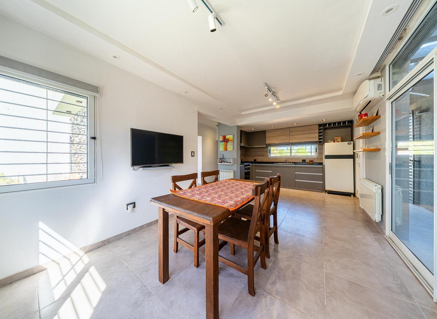 Foto de Venta casa de 2 plantas de 3 dormitorios con jardín, quincho y pileta, imagen 1