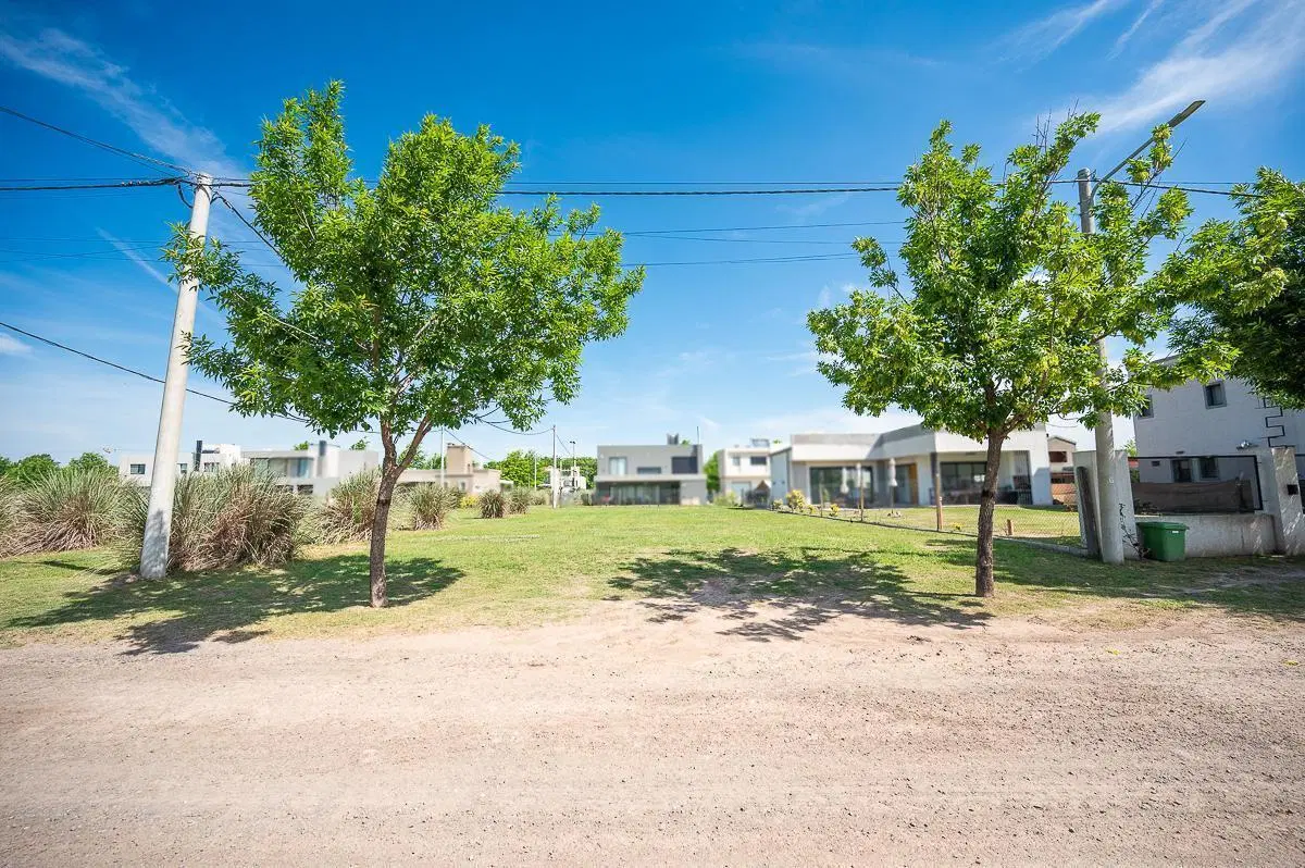 Venta terreno en el barrio Privado Las Casuarinas, Ibarlucea 8