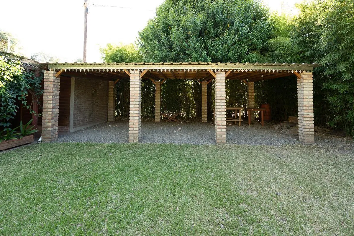 Venta casa de 3 dormitorios  con jardín y pileta, Oliveros 5
