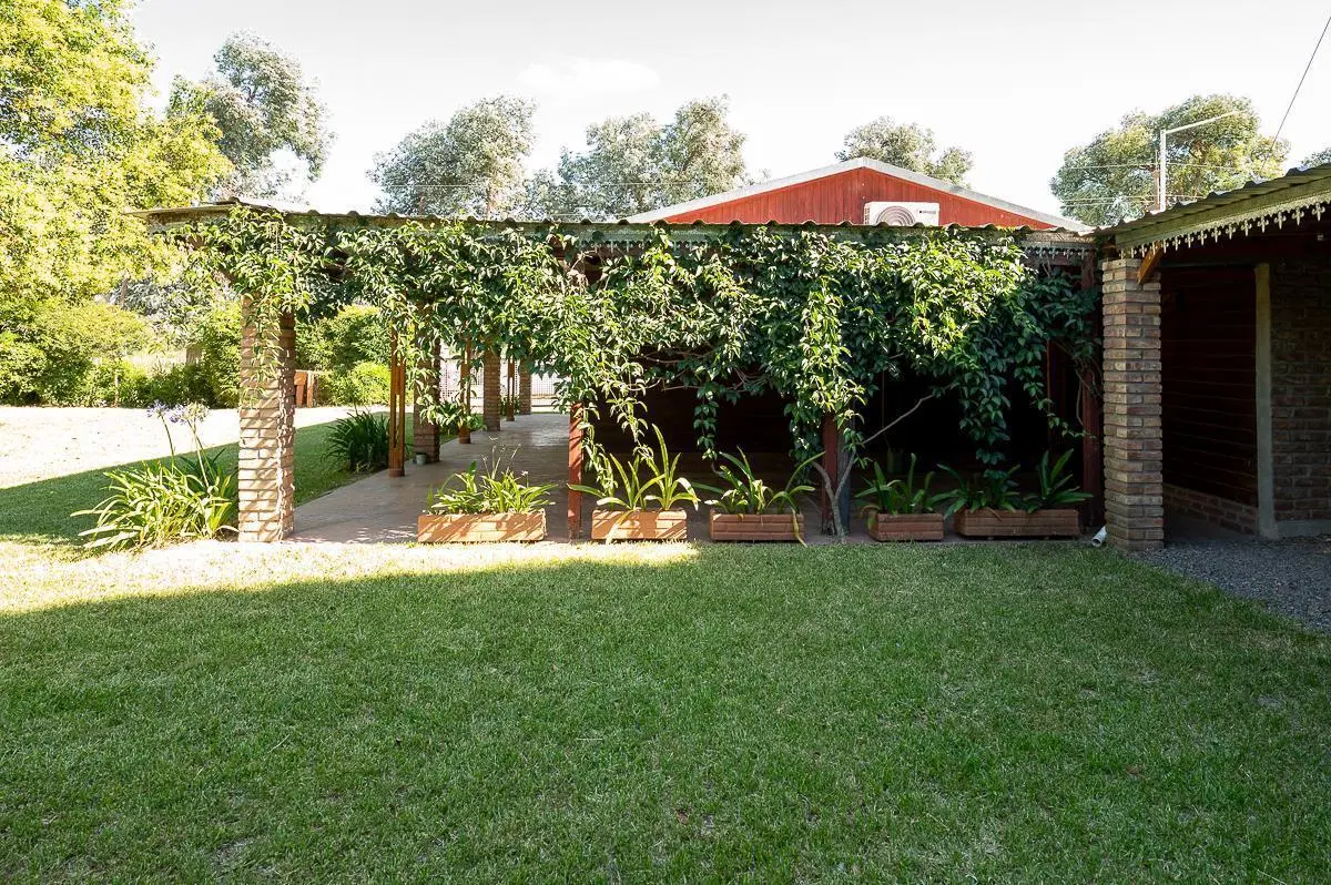 Venta casa de 3 dormitorios  con jardín y pileta, Oliveros 3