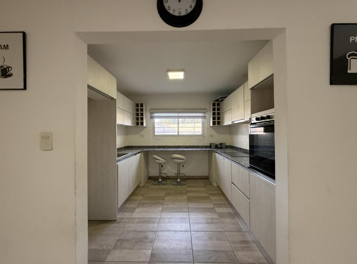 Foto de Venta casa Steel Framing de 2 dormitoritos con pileta y cochera barrio Campiña de Piñero, imagen 4