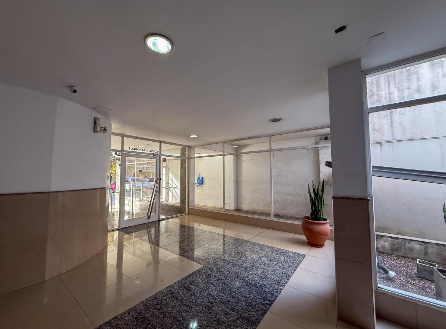 Foto de Alquiler departamento de 2 dormitorios con cochera barrio Echesortu, Rosario, imagen 2