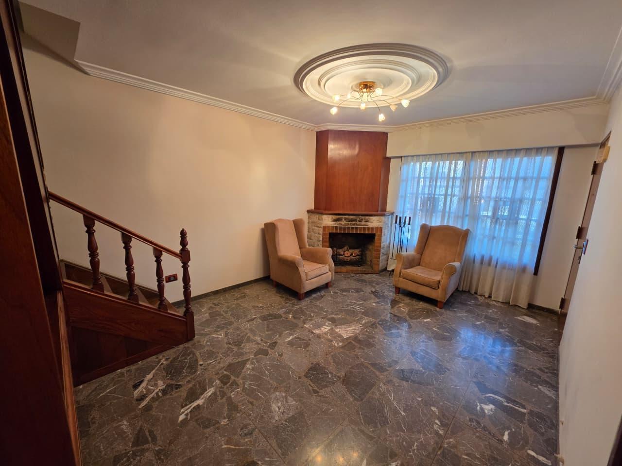 Foto de Venta casa de 2 plantas con 3 dormitorios y cochera ,patio y quincho, imagen 1
