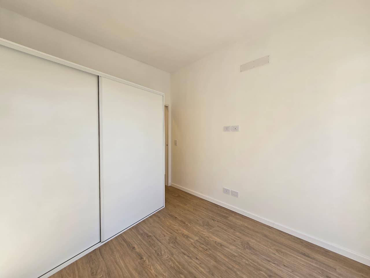 Foto de Venta casa de dos plantas con 3 dormitorios, quincho y cochera barrio, imagen 3