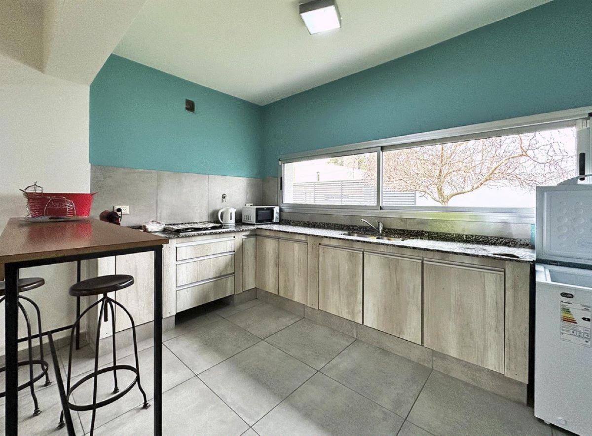 Foto de Venta/permuta casa de 1 dormitorio comodín con cochera, jardín y, imagen 1